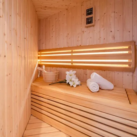 Luxury Silvery In Center With Jacuzzi, Sauna And Parking Apartment *