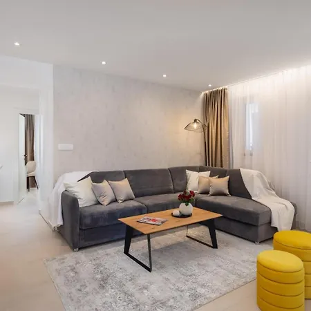 Luxury Silvery In Center With Jacuzzi, Sauna And Parking Apartment Split