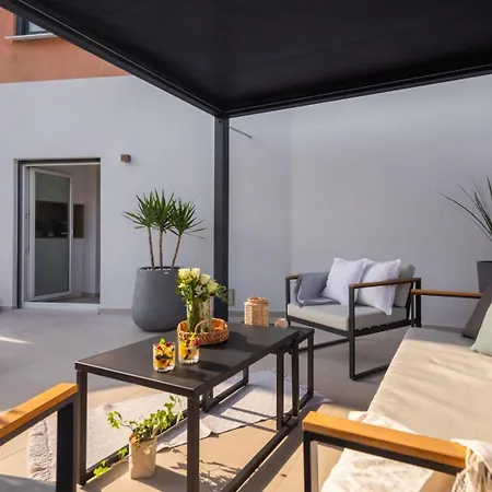 Luxury Silvery In Center With Jacuzzi, Sauna And Parking Split