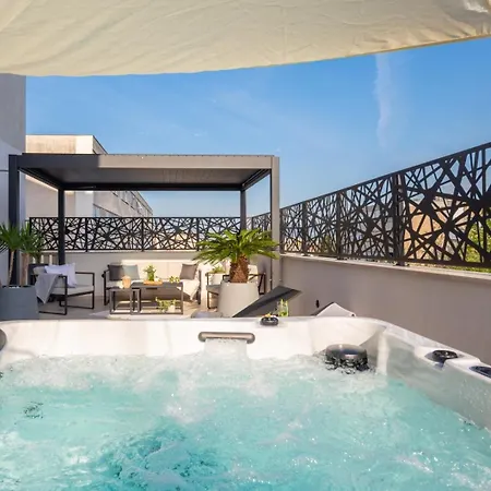 Apartment Luxury Silvery In Center With Jacuzzi, Sauna And Parking