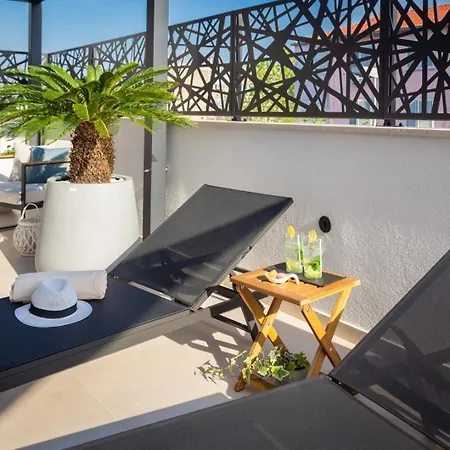 Luxury Silvery In Center With Jacuzzi, Sauna And Parking Apartment *