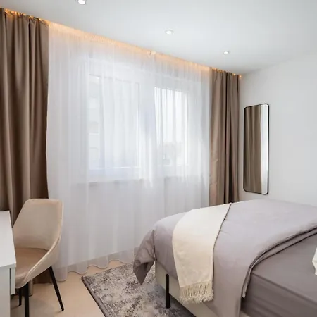 Luxury Silvery In Center With Jacuzzi, Sauna And Parking Apartment