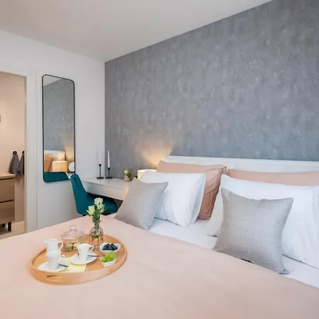 Luxury Silvery In Center With Jacuzzi, Sauna And Parking Apartment