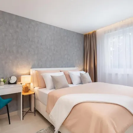 Apartment Luxury Silvery In Center With Jacuzzi, Sauna And Parking Split