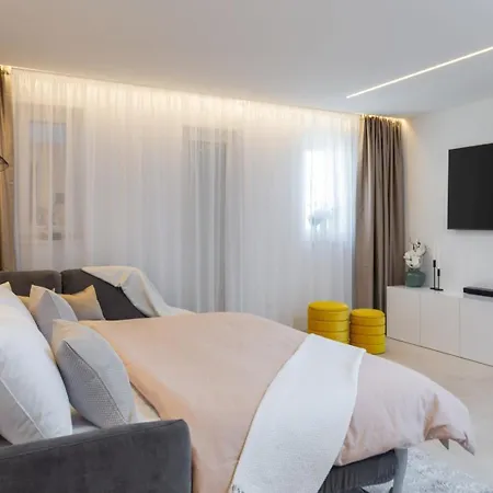 Luxury Silvery In Center With Jacuzzi, Sauna And Parking Split