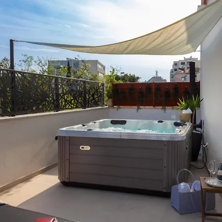 Luxury Silvery In Center With Jacuzzi, Sauna And Parking