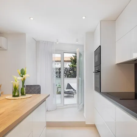 Apartment Luxury Silvery In Center With Jacuzzi, Sauna And Parking