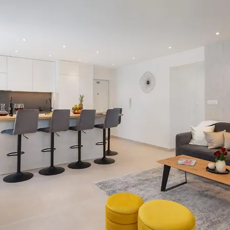 Luxury Silvery In Center With Jacuzzi, Sauna And Parking *