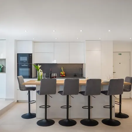 Luxury Silvery In Center With Jacuzzi, Sauna And Parking * Σπλιτ