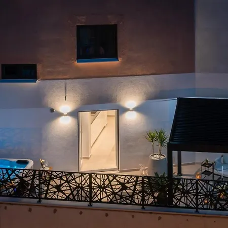 Luxury Silvery In Center With Jacuzzi, Sauna And Parking Σπλιτ