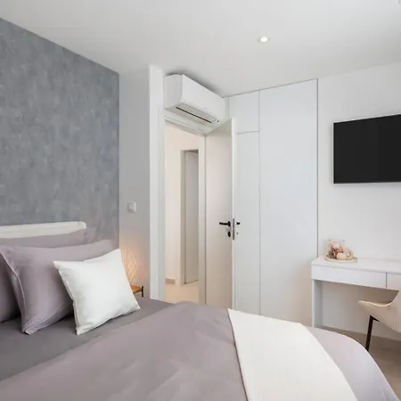 Luxury Silvery In Center With Jacuzzi, Sauna And Parking