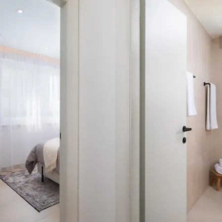 Luxury Silvery In Center With Jacuzzi, Sauna And Parking *