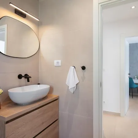 Luxury Silvery In Center With Jacuzzi, Sauna And Parking * Σπλιτ