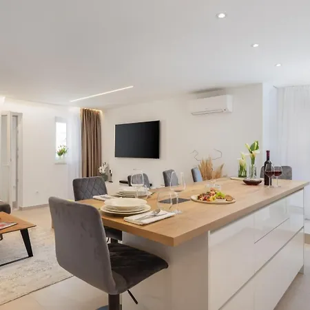 Luxury Silvery In Center With Jacuzzi, Sauna And Parking Split