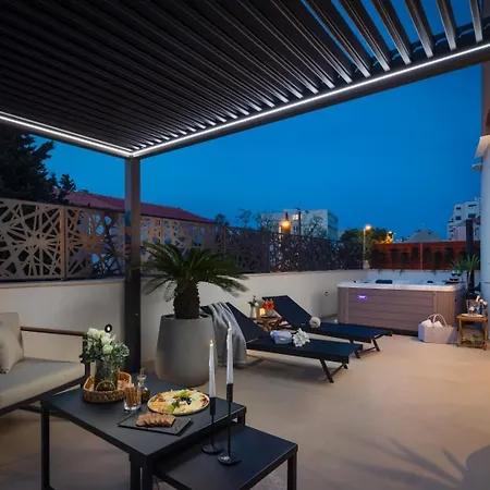 Luxury Silvery In Center With Jacuzzi, Sauna And Parking Split