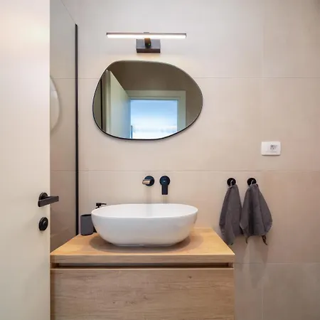 Luxury Silvery In Center With Jacuzzi, Sauna And Parking