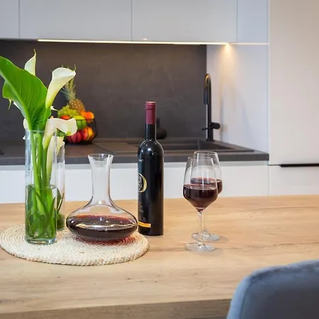 Luxury Silvery In Center With Jacuzzi, Sauna And Parking Split