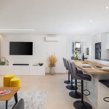 Luxury Silvery In Center With Jacuzzi, Sauna And Parking